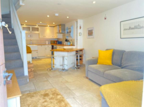 High End Cottage in amazing location, Sleeps 4